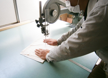 裁断作業中の画像